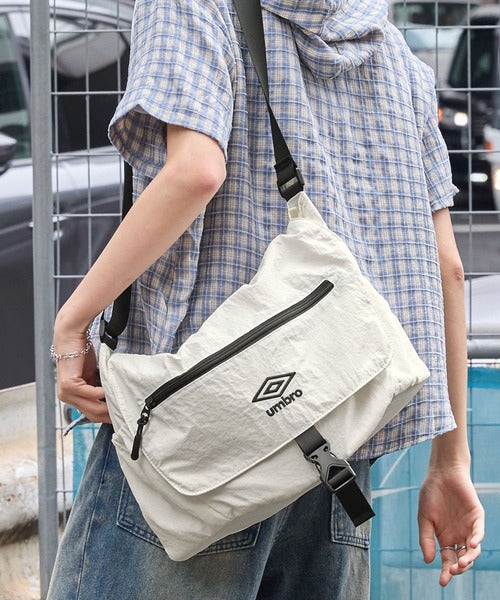 Umbro 刺繡尼龍斜背包