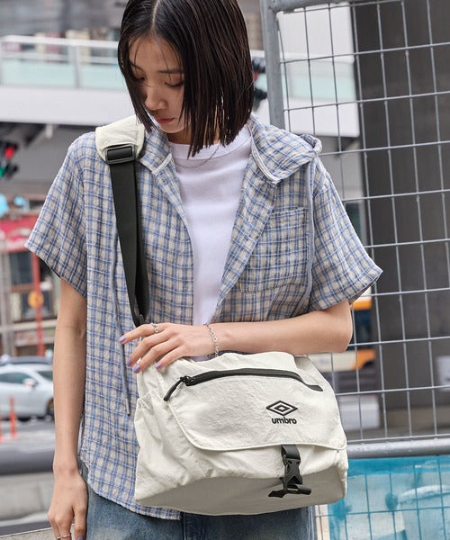 Umbro 刺繡尼龍斜背包