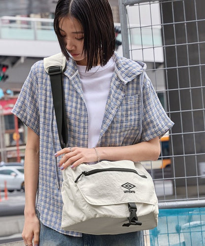 Umbro 刺繡尼龍斜背包
