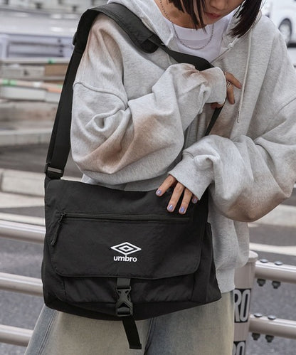 Umbro 刺繡尼龍斜背包