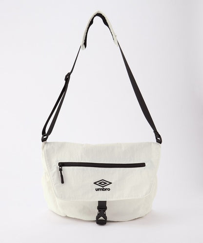 Umbro 刺繡尼龍斜背包